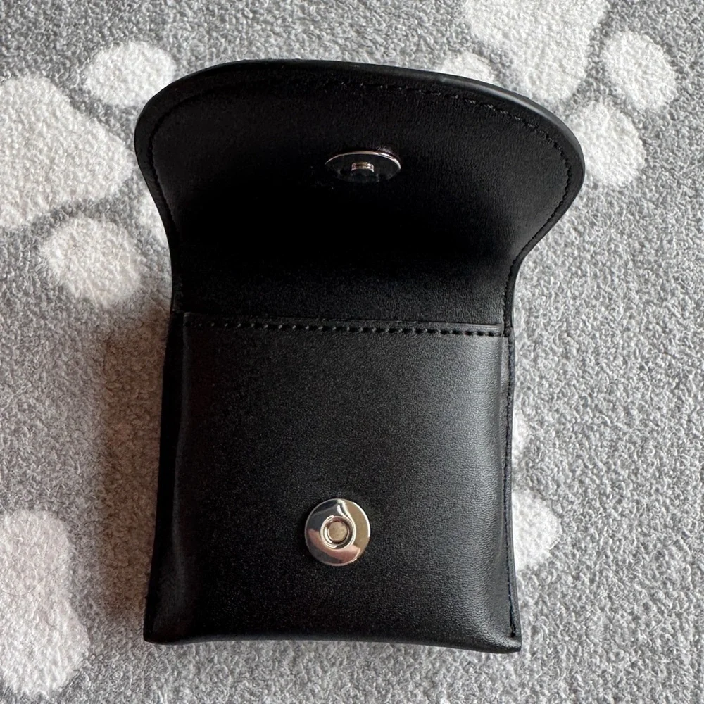 LAST CHANCE🔥 Calvin Klein AirPods Case w/ Clip NWOT - Picture 5 of 10